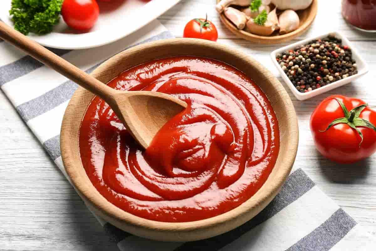 tomato sauce with puree and paste