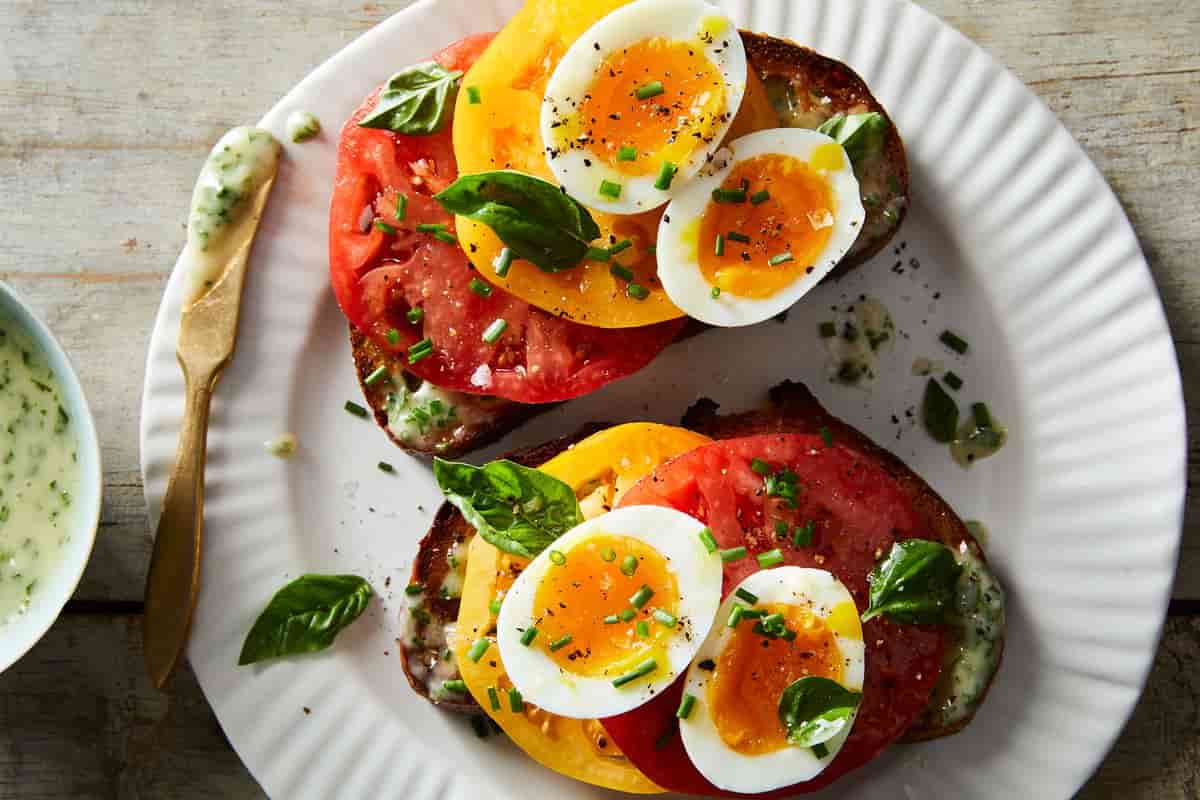 Quick tomato salad with mayo sandwich for brunch or breakfast