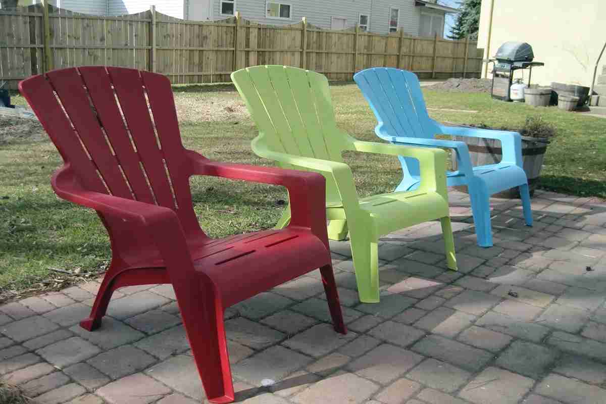 outdoor plastic chairs and table