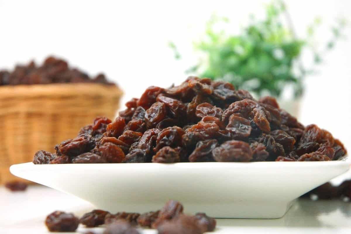 black raisins benefits for female