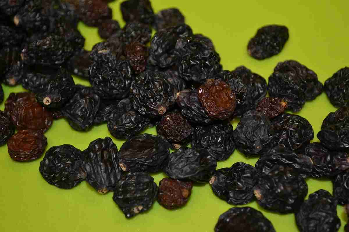 black raisins calories 1 piece