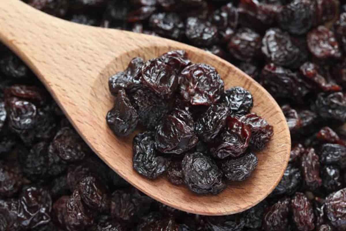 seedless black raisins benefits