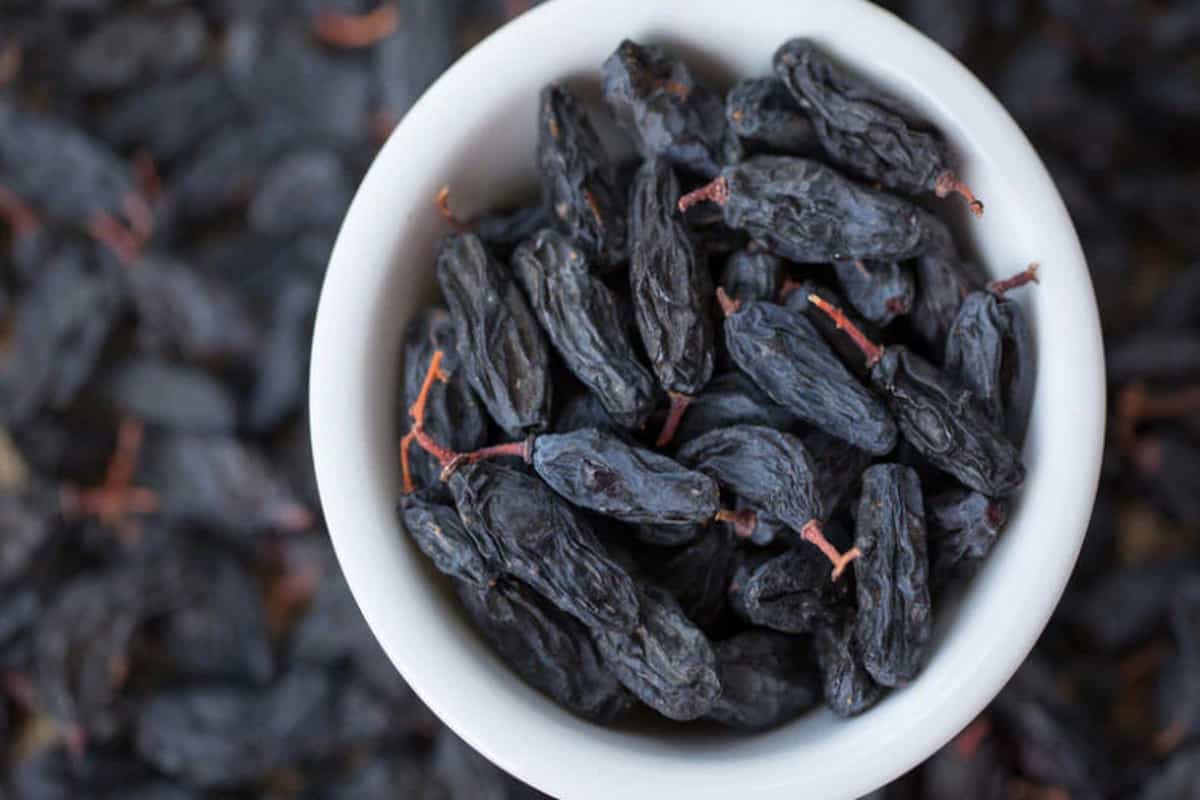 black raisins good for blood