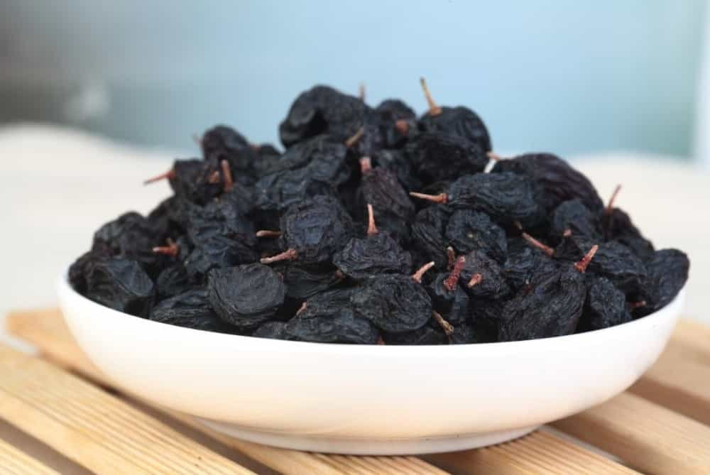black raisins for constipation