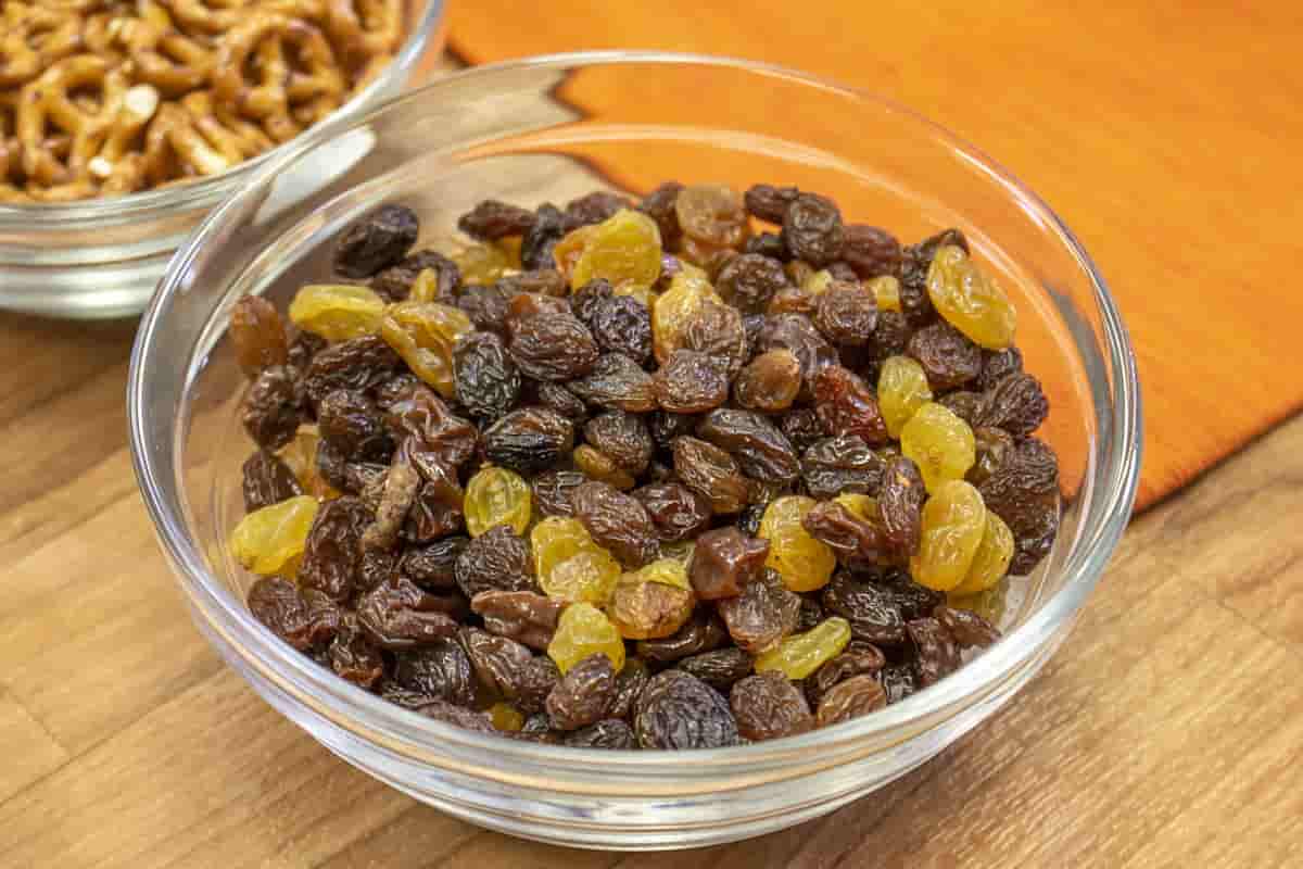 green raisins nutrition facts 100g