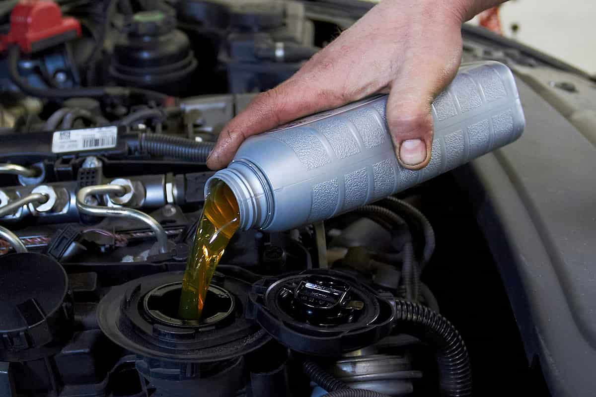 Low engine oil pressure warning 