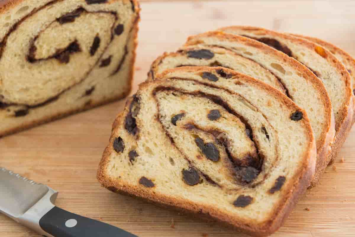 bread with raisins and nuts