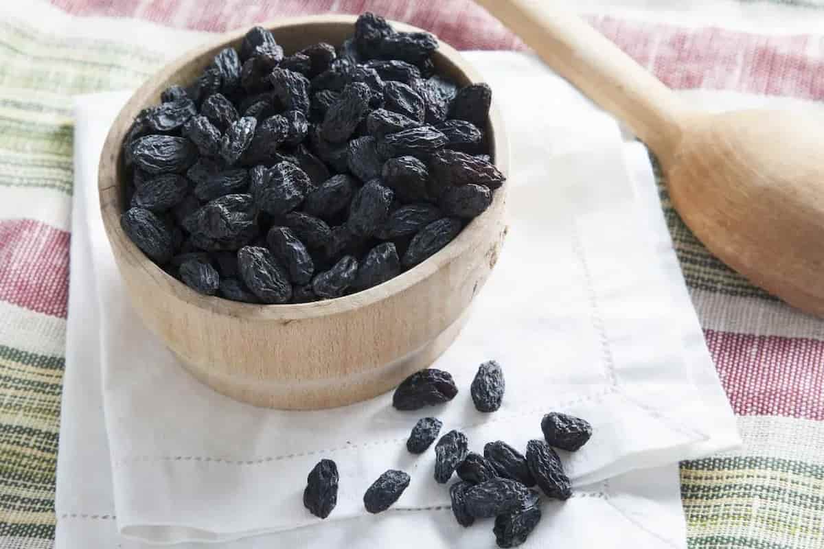 Black raisins sugar
