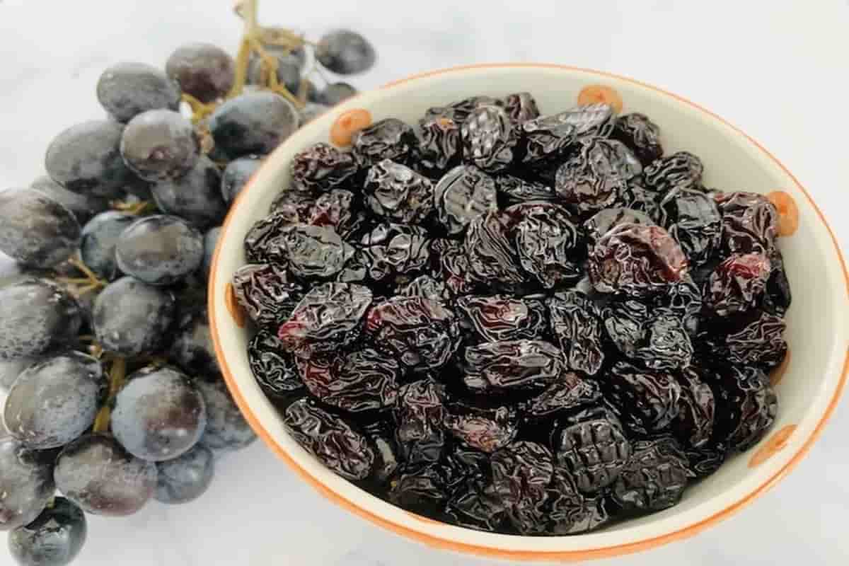 dried black raisins nutrition facts