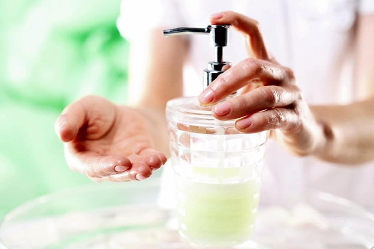 Можно мыть посуду жидким мылом. Жидкое мыло для рук. Hand Wash жидкое мыло. Мыть руки жидким мылом. Мытье рук с применением жидкого мыла.
