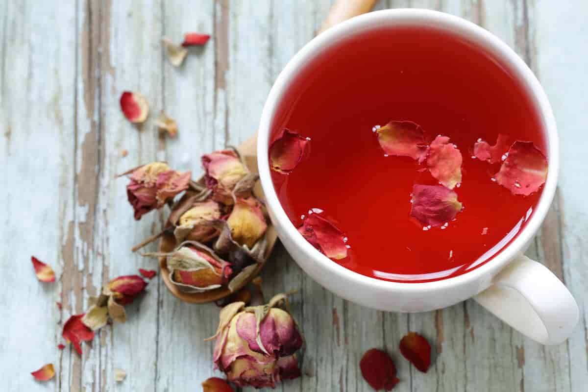 Red rose petals teas