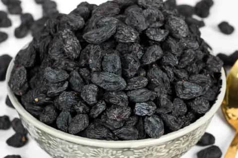 black raisins with seeds