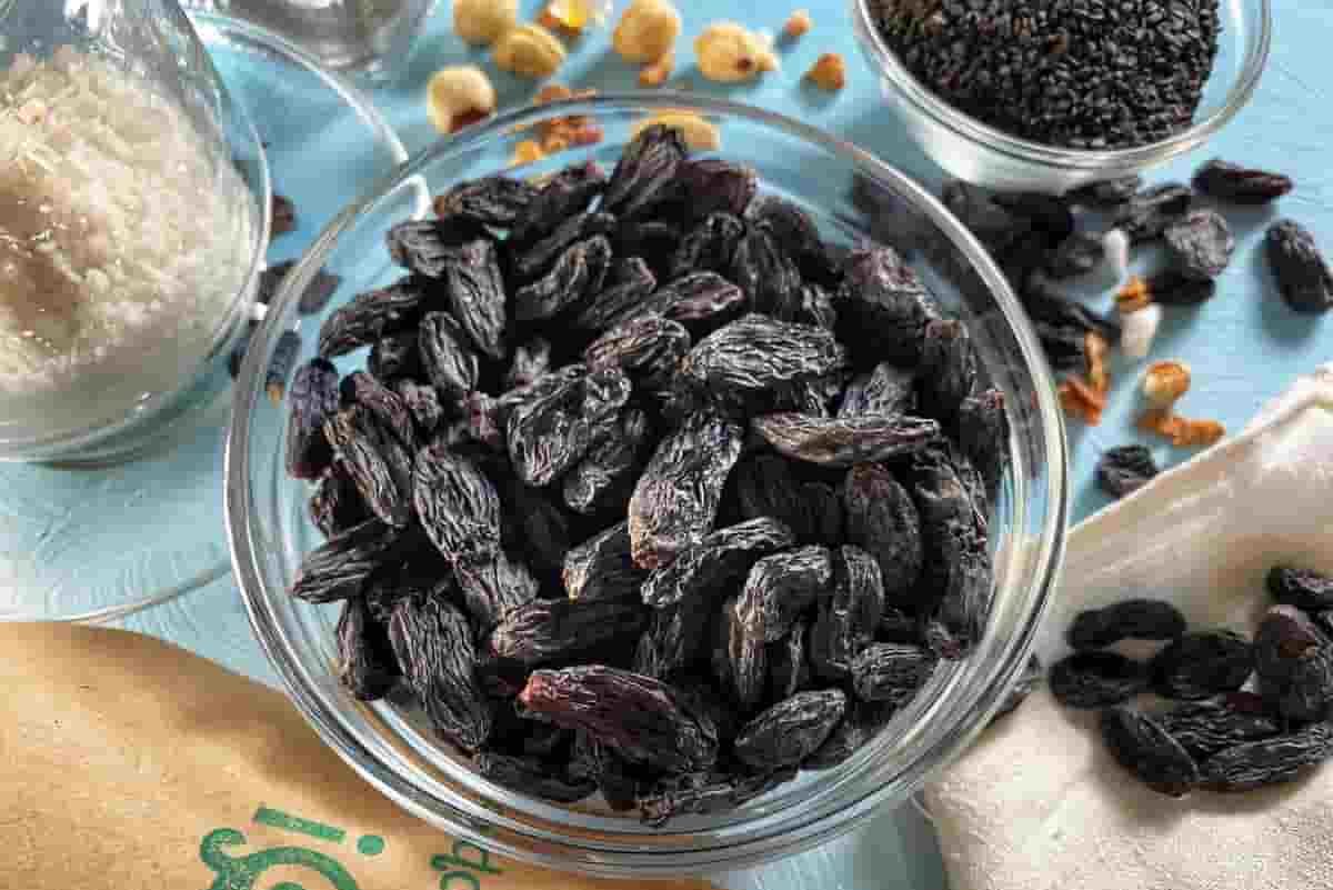 natural black raisins