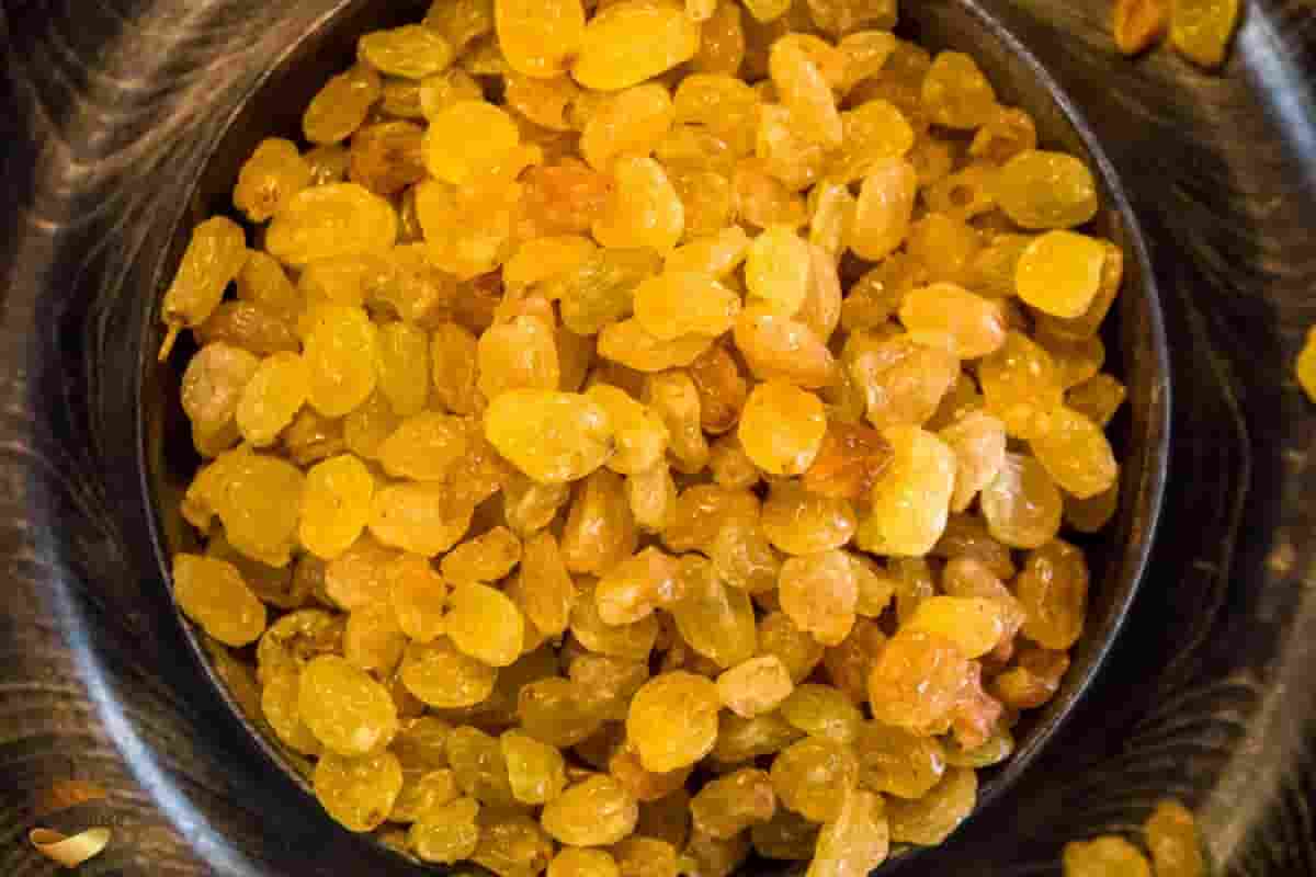 golden raisin in hindi