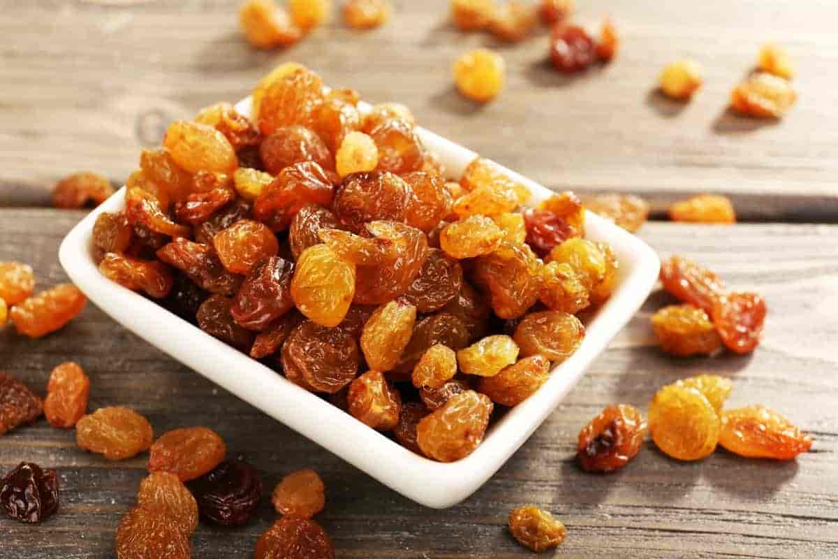 carbs in 10 raisins