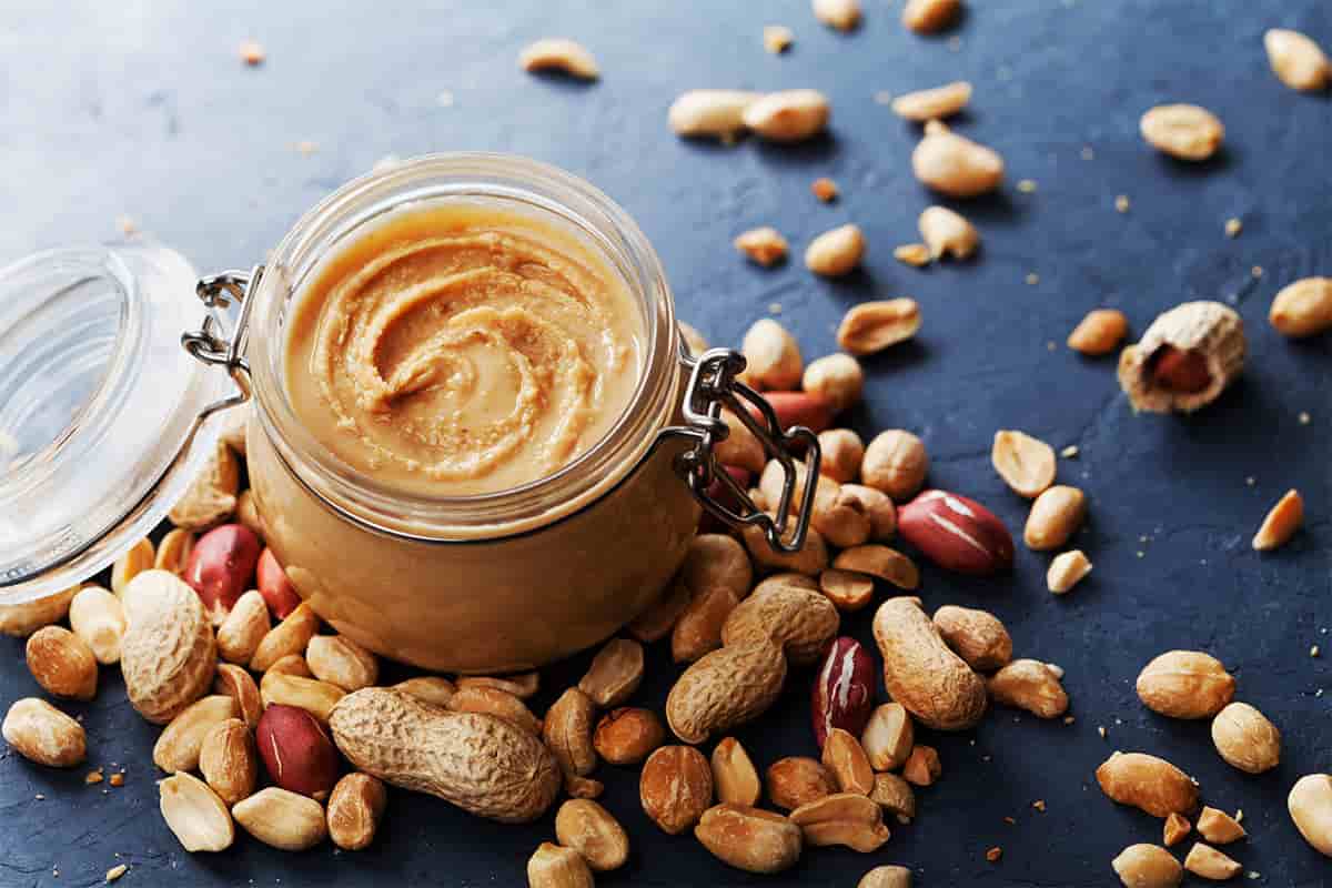 peanuts nutritional value per 100g