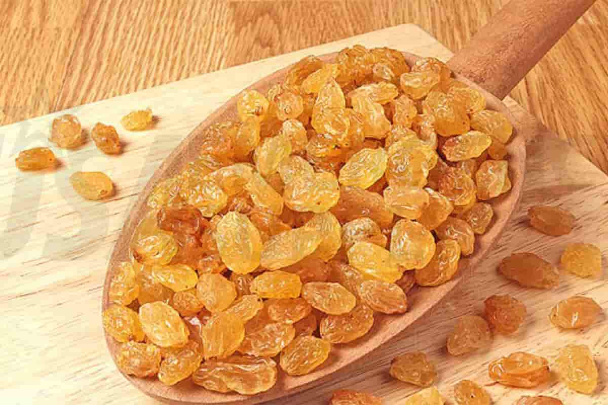 calories in 10 golden raisins
