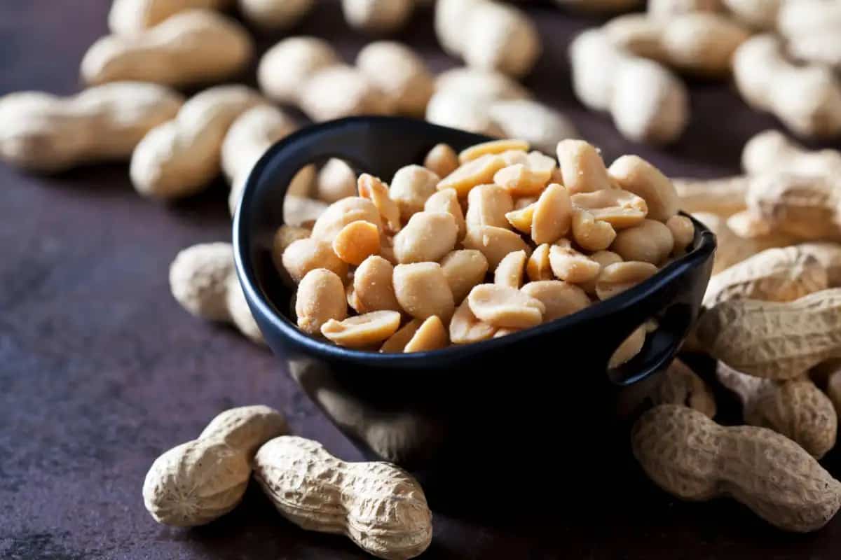 blanched peanuts calories