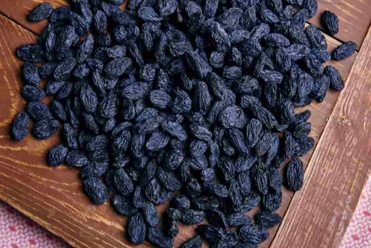 black raisins water benefits