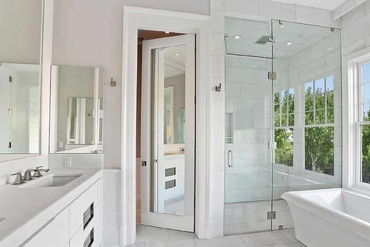Двери в ванной комнате фото. Двери для ванной комнаты. Зеркальная дверь в ванную комнату. Зеркальные двери в ванной комнате. Дверь с зеркалом в ванную комнату.