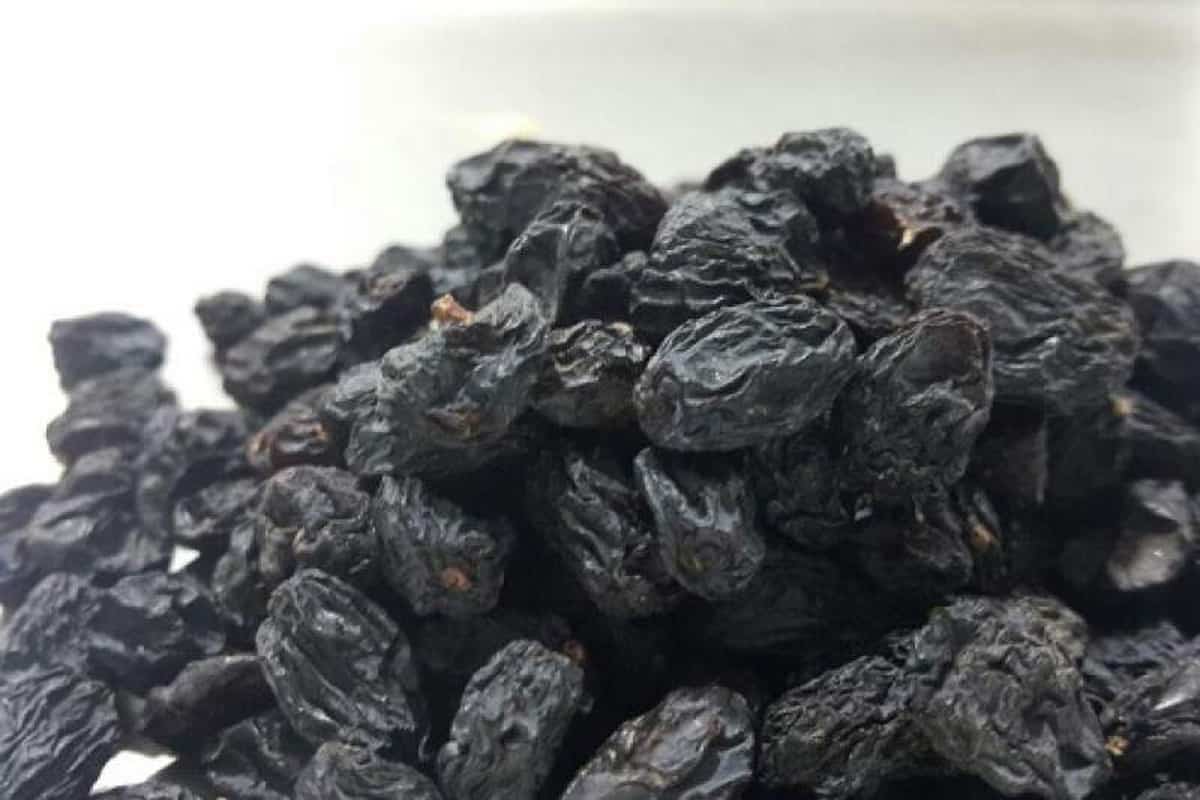 black raisins and kesar raisins health benefits