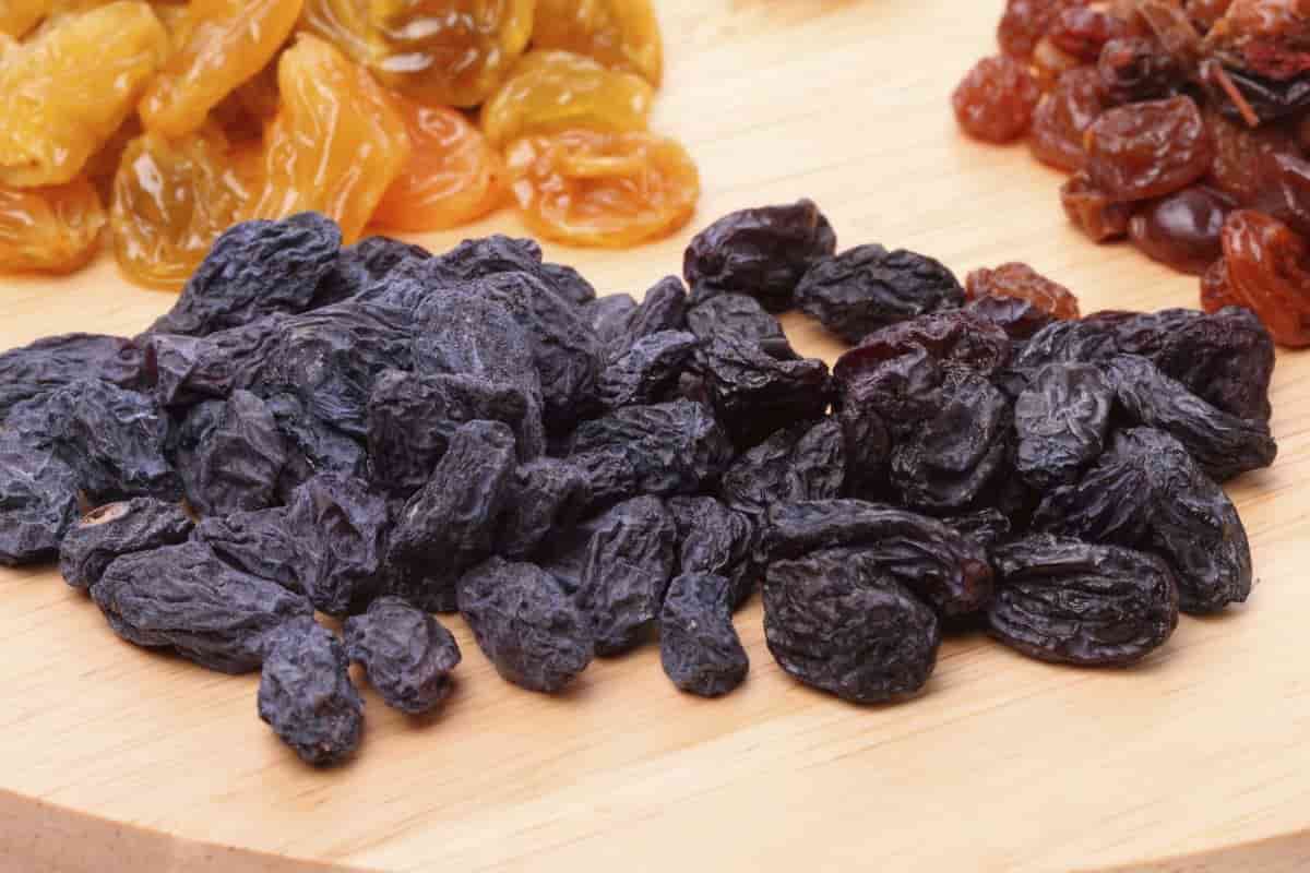  Black raisins at a cheap price
