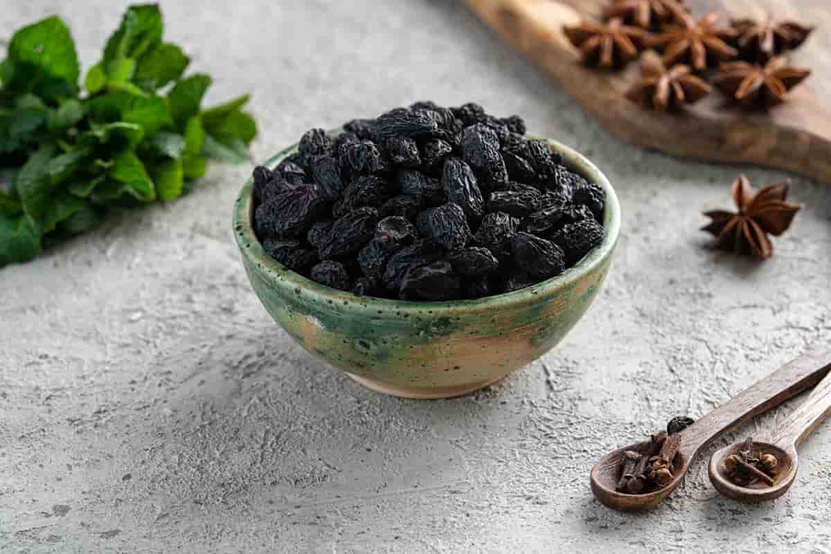 black raisins or green raisins