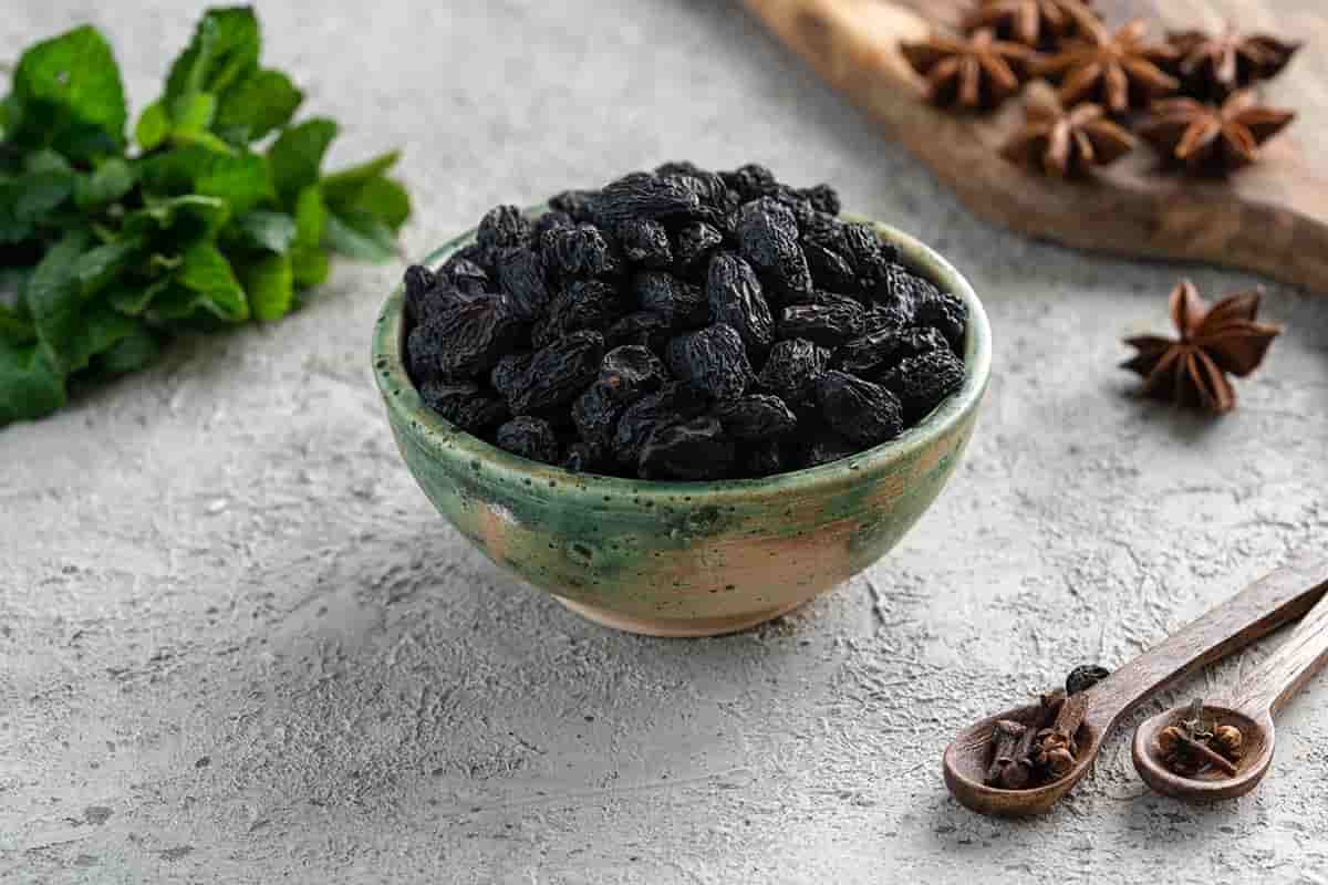 organic black raisins benefits