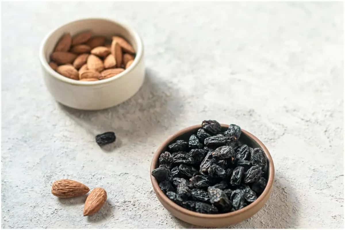 black raisins calories