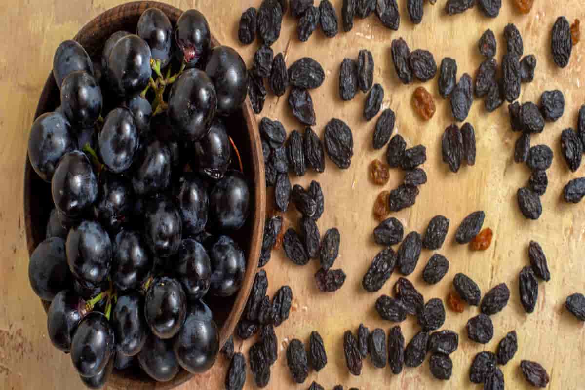 dry black raisins vitamins