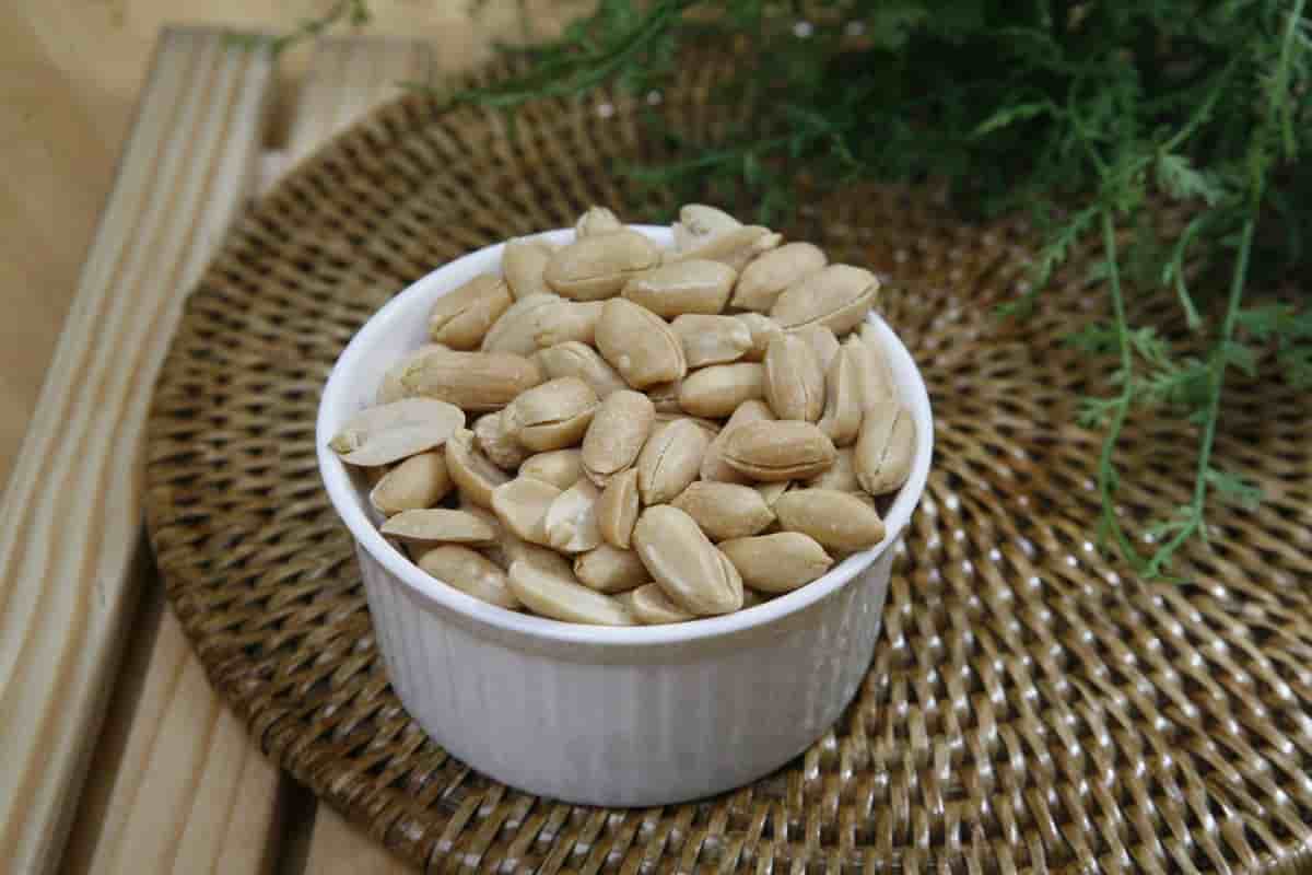 blanched peanuts split