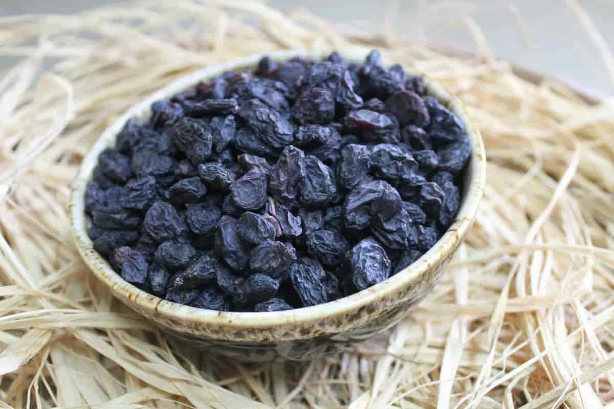 black raisins sugar