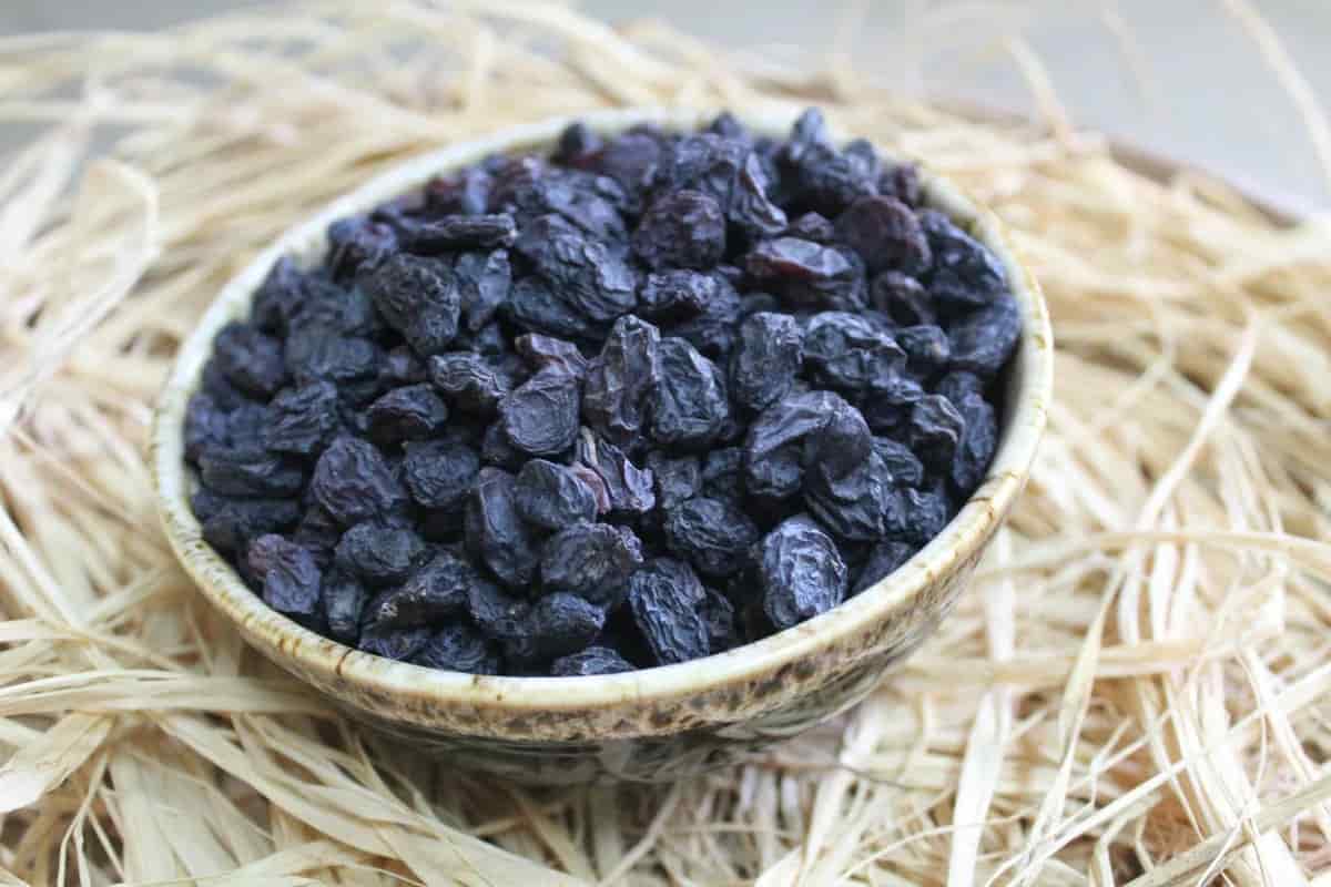 black raisins benefits for skin