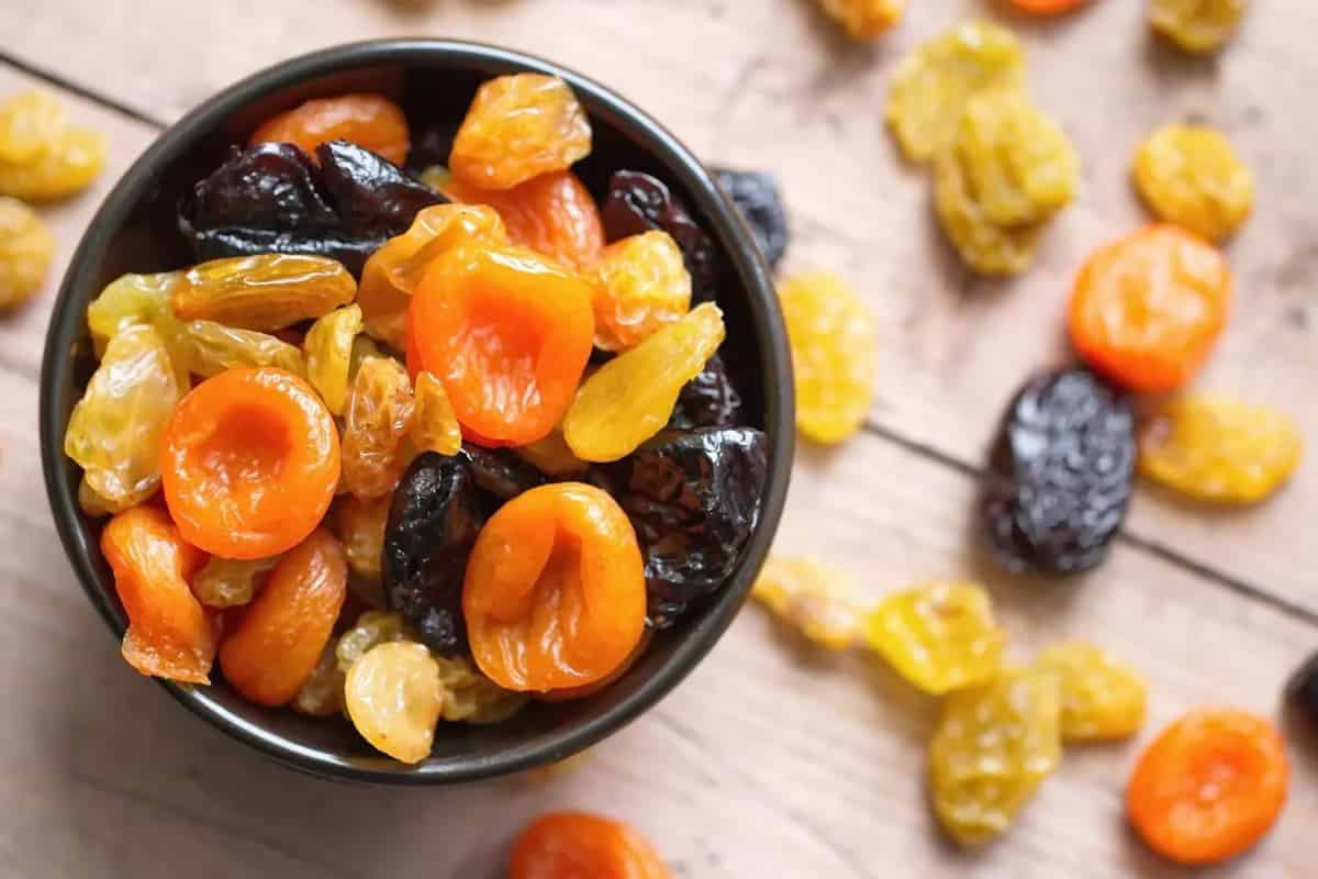 soaked black raisins benefits for skin