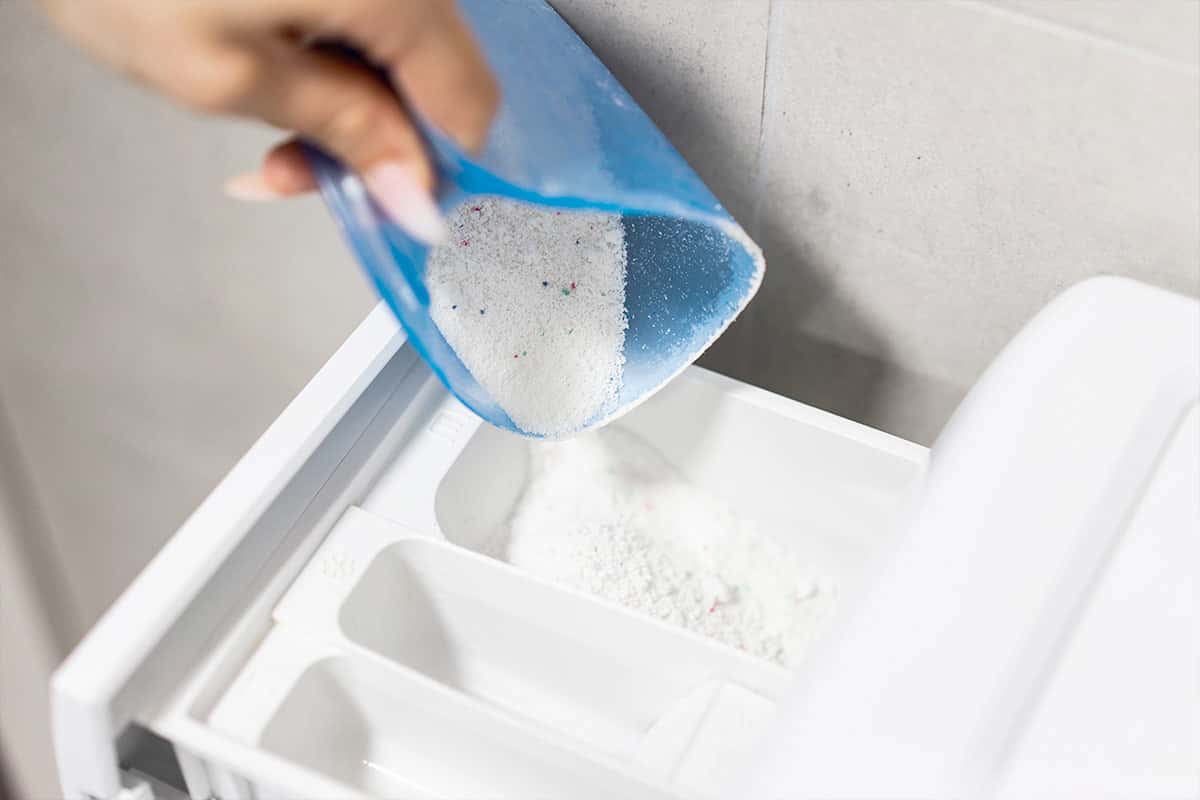 Does laundry powder kill moss?