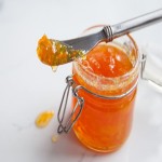 مربای هویج مهرام؛ نارنجی شفاف بسته‌ بندی پلاستیکی حاوی دارچین Cardamom