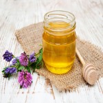 عسل طبیعی یونجه؛ طبع گرم رنگ کهربائی حاوی ویتامین (A K)
