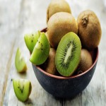 کیوی به روز Kiwi دارای ویتامین C سبز رنگ