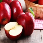 سیب قرمز در بازار مشهد (درختی) پوست نازک نرم خوشمزه تقویت حافظه