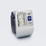 دستگاه فشار خون omron مدل m2؛ دیجیتالی دارای سیستم صوتی آدابتور