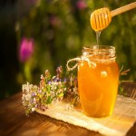 عسل شیشه ای کوچک؛ گون آویشن طبع گرم حاوی ویتامین B C