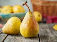 گلابی شاه میوه اصفهان؛ آبدار درشت شیرین بافتی نرم درمان یبوست pear