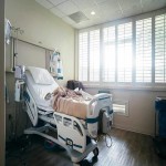 تخت بیمارستانی دو شکن؛ دستی برقی دارای چرخ ترمزدار موتور الکتریکی