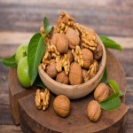 گردو خوشه ای ایرانی؛ جعبه ای 2 رنگ سبز قهوه ای طبع گرم Cluster walnut
