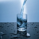 آب مقطر 4 بار تقطیر (یونیزه) سنتی مدرن مناسب صنعت پزشکی 5 2 1 لیتری