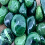سنگ قیمتی سبز رنگ؛ یشم زمرد زبرجد (شفاف رگه دار) انرژی مثبت