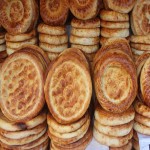 کلوچه سنتی کاشمر (نان ساجی) زعفرانی ساده ارگانیک حاوی مغز پسته بادام Kashmar
