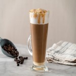 کارامل ماکیاتو گرم؛ ترکیبی شیر پودر قهوه وانیل تولید هانا سو (latte)