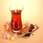 چای نیم کیلویی دوغزال؛ عطری ساده 2 رنگ قرمز سیاه