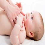 ماساژ قی چشم نوزاد؛ تقویت عضلات 2 روغن زیتون بادام طب سنتی